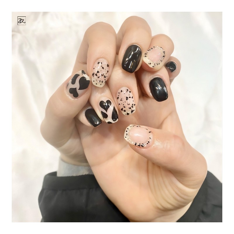 Dara Beauty March Art of the MonthBlack Heart Donut Nail❣