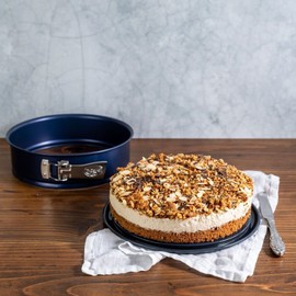 Dr.Oetker Springform Back-Liebe with Enamel-Server-Plate Ø26 cm in Black, 26 x 26 x 7 cm