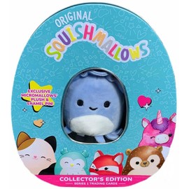 Squishmallows - Juego de lata oficial de coleccionista Kellytoy con pin exclusivo de Micromallow y cadáveres comerciales elige tu favorito o colecciónalos todos (Stacy The Squid)