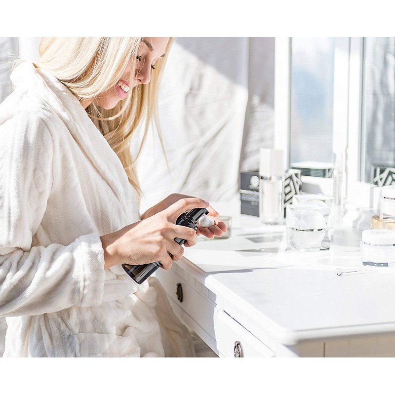 Forever Flawless Exfoliating Foaming Facial Cleanser with White Diamond Powder