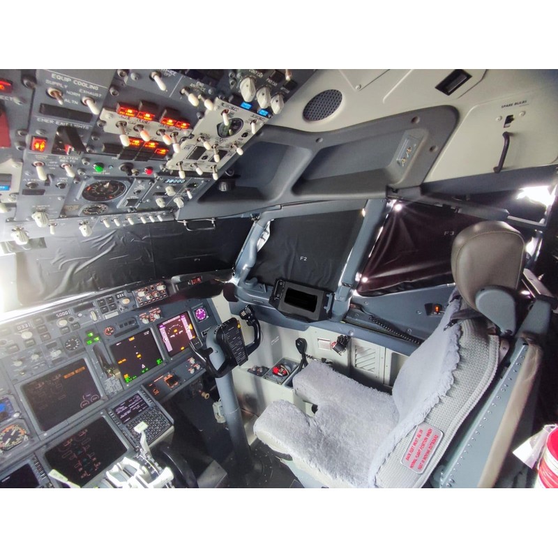 B737 FIRST OFFICER COCKPIT WINDOW SHADE.