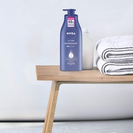 NIVEA Lait Crème Nourrissant 48h (400ml), Crème Hydratante Peaux Sèches à Très Sèches, Soin enrichi en Concentré de Soin NIVEA & Huile d'Amande Douce naturelle