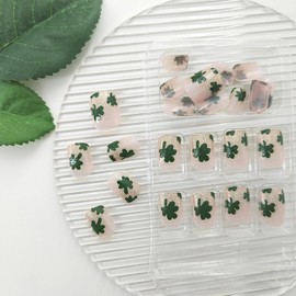 St.Patrick's Day Press on Nails Short Square Fake Nails with Green Shamrock Glitter Designs Glossy Glue on Nails Nude Acrylic Nails Spring False Nails Artificial Stick on Nails for Women 24Pcs