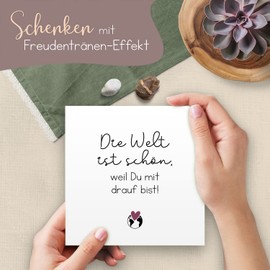 ARTFAVES® Wooden Picture with Saying “Die Welt ist schön, Weil du mit Drauf bist”, Decorative Gift for Friendship / Love / Family / Size: 14.8 x 14.8 cm