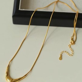 U-shaped Smiling Face Pendant Necklace for Women – Minimalist, Elegant, with Subtle Hammered Texture Gold Chain 2ea