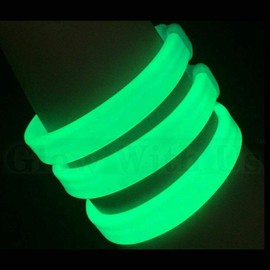 Glow With Us Brand Glow Wristbands, 25 9” Green Triple-Wide Glow Bracelets Wristbands, Bright Color, Glow 8-12 Hrs, Glow Party Favors Supplies, Sturdy Packaging, Great Fun.