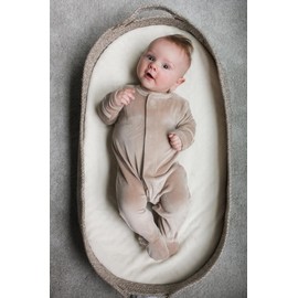 Avee & Co Fleece Footie Pajamas – Quick Magnetic Fastener Sleeper for Baby Boys and Girls (0–24 Months) (1, Fawn, 6-9)