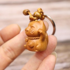 Mansiyuyee Peach Wood Hand-carved Lucky Cat Keychain for Women, Japanese Maneki Neko Good Luck Charm with Ring