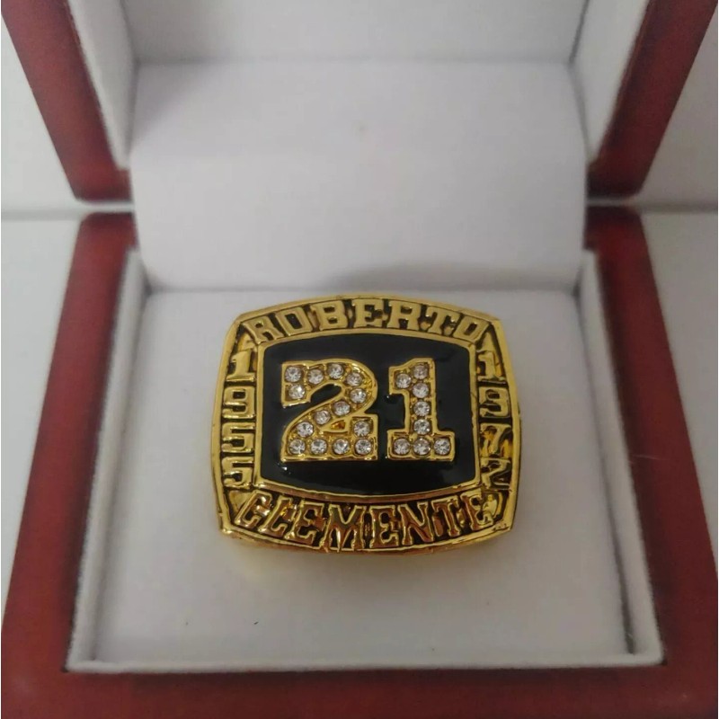 Roberto Clemente - Pittsburgh Pirates Commemorative Ring With Wooden Display