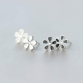 925 Sterling Silver Five-petals Flower Black/White Small Stud Earring (Black)