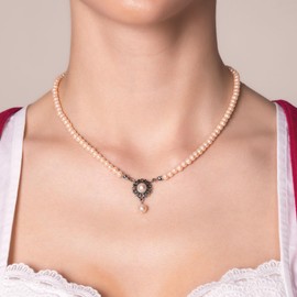 Alpenflüstern Helena DHK318 Traditional Pearl Necklace – Elegant Costume Necklace – Nostalgic Women's Costume Jewellery, Filigree Dirndl Necklace (in Traditional Colours), Zinc, Pearl