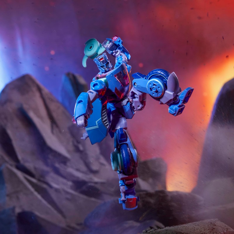 Transformers Legacy United Deluxe Class Cyberverse Universe Chromia, 5.5-inch Converting