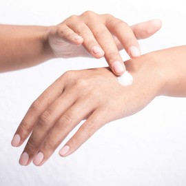 numis med Hand Cream with 10% Urea - Skin Soothing Hand Cream for Very Dry & Stressed Hands - Vegan Skin Care without Silicones, Parabens & Mineral Oil (1 x 75 ml)