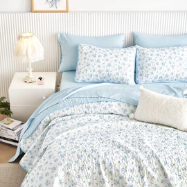 Wake In Cloud - Floral Quilt Set, Coquette Cottagecore Shabby Chic Flower Pattern for Women Teen Girls, Reversible Lightweight Bedspread Coverlet, 3 Pieces, White Blue, Twin/Twin XL Size