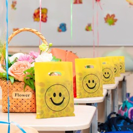 Geyee 300 Pieces Smile Face Gift Bags 6" x 8" Plastic Party Favors Goodie Treat Bags Bulk with Handle for Kids Birthday Party Classroom School Supplies(Yellow)