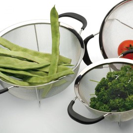 MGE Kitchen Strainer with Foot – Large Colander – Stainless Steel Colander – Vegetable Strainer – Pasta Drainer – Metal Colander Micro-Perforated – 28.5 cm