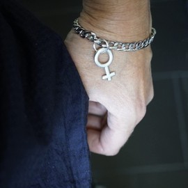 Modernes poliertes Panzerarmband Edelstahl 21cm mit Charm-Anhänger (Frauensymbol)