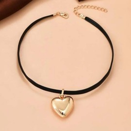 Yienate Gothic Heart Velvet Choker Necklace Chain Vintage Black Velvet Choker Necklace Punk Gold Love Heart Pendant Necklace Choker Classic Black Collar Necklaces Jewellery for Women Girls