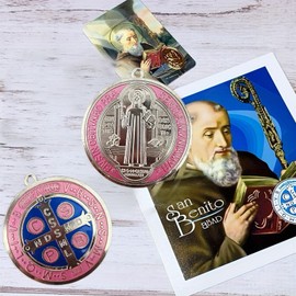 Bovemee - 2 medallas de cruz de San Benito, acabado de latón clásico, de 3 pulgadas, para exhibición de pared o computadora/medalla de San Benito (rosa)