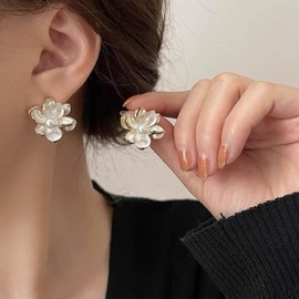Yheakne Vintage White Flower Pearl Earrings White Acrylic Flower Earrings White Flower Stud Earrings Boho Floral Petal Earrings Jewelry for Women