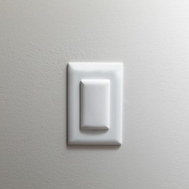 Qdos Safety StayPut - Cubierta de enchufe de doble toma - Un enchufe cubre ambas tomas de corriente Ajuste seguro y bordes biselados que evitan que los dedos pequeños se quiten a diferencia de otros