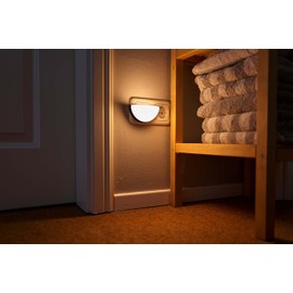 Northpoint Nachtlicht Wandleuchte Innenleuchte mit Dämmerungssensor & Bewegungsmelder, Up&Down Licht für die Steckdose LED 2700K Warmweiß - Nur ca. 1 Watt Verbrauch (Weiß-Halbkugel)