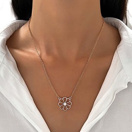 TseenYi Flower Necklace Gold Flower Pendant Necklace Boho Minimalist Chain Necklace Jewelry for Women and Girls Gifts