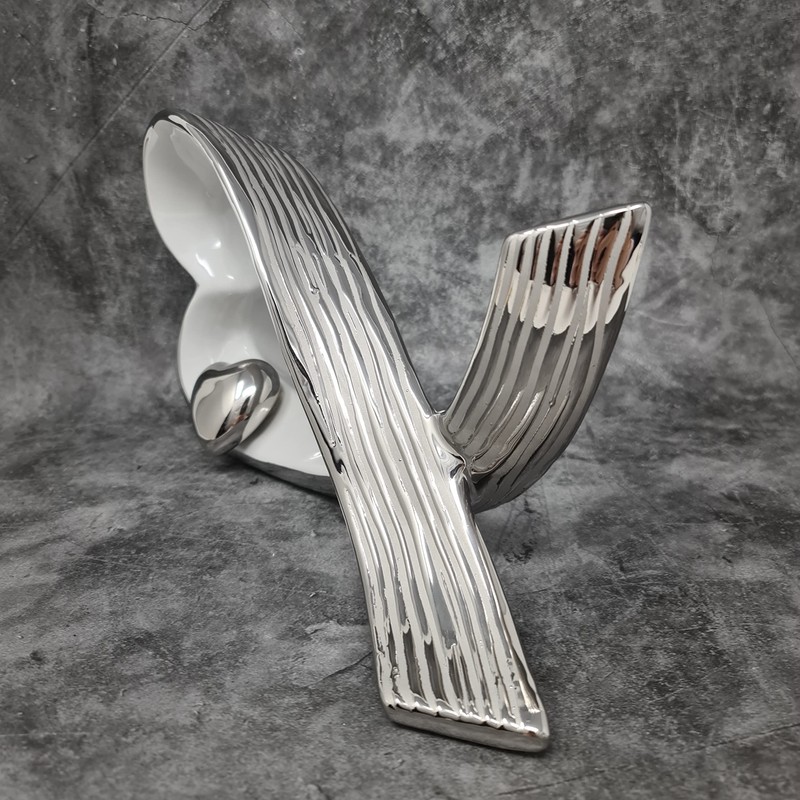 Wunderschöne Skulptur Dekofigur Herz aus Keramik weiß/silber mit Struktur Höhe
