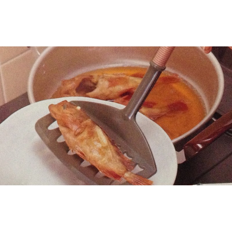 煮魚を鍋からお皿を 移す時に最適！ フィッシュターナー