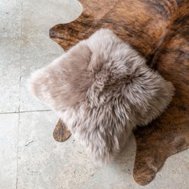 Khara Home - Funda de almohada de piel de oveja 100 % auténtica (16 x 16 pulgadas) - Lujoso cojín decorativo de una cara suave y esponjosa para sofá y recámara, fabricado en Argentina