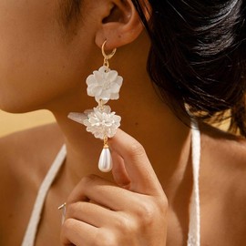 Aneneiceera Vintage Flower Pearl Dangle Earrings Long Pearl Flower Earrings White Acrylic Petal Earrings Bridal Floral Drop Earrings for Women