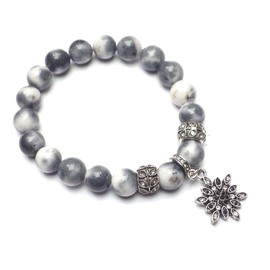 Damenarmband aus weißen Jadeperlen, getönt in Grau, Schwarz und Weiß und sternförmigen Charms mit Kristallen