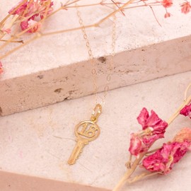 Carissima Gold 9ct Yellow Gold '18' Key Pendant on Trace Chain Necklace of 46 cm/18 Inches, Gold, Easy to use