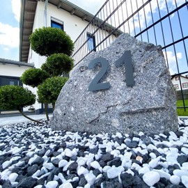 Metzler House Number Made of Solid Steel in Anthracite RAL 7016, Anthracite Grey, Fine Structure, Powder Coated, Arial Font, Height 20 cm, Letter B