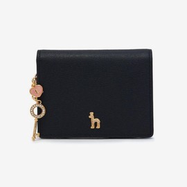 Hazzys (대구신세계)블랙 가죽 큐빅 퍼피로고 참장식 반지갑 HIWA5E184BK (DAEGU SHINSEGAE) Black Leather Cubic Puppy Logo Charm Decoration Wallet HIWA5E184BK