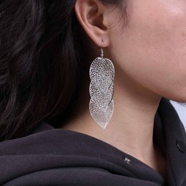 TseenYi Vintage Filigree Leaves Dangle Earrings Gold Leaves Chandelier Earring Long Leaves Tassel Hook Dangle Earrings Hollow Metal Leaf Drop Earrings Jewellery for Women and Girls