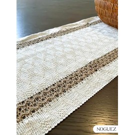 Noguez - Camino de Mesa de Macramé Estilo Boho Rústico, Tapete Tejido Crochet Vintage con Flecos para Centro de Mesa, Decoración de Comedor, Bodas y Eventos Elegantes, 120x30 cm. (Blanco y Café)