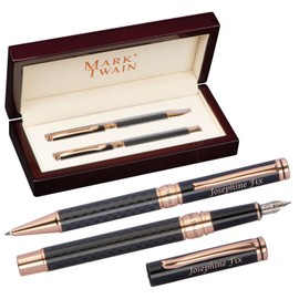 MARK®TWAIN 1261903 Writing Set Twist Ballpoint Pen and Fountain Pen in Carbon Look with Engraving - Wooden Box - Blue Refill - in Gift Box for Birthday