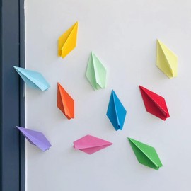 100PCS Premade Origami Paper Airplane Folded Origami Planes for Wedding Party Supplies Plane Themed Kids Birthday Baby Shower Party Table Centerpiece Children's Day Decorations (Rainbow)