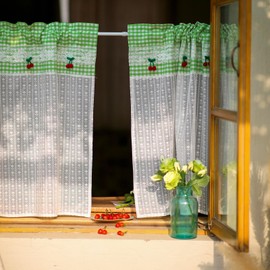 ARTMAGIC - Juego de cortinas cortas de encaje clásico para ventana, color verde a cuadros, decoración de cerezo, bordado transparente para cafetería, cortina para cocina, sala de estar, baño, recámara