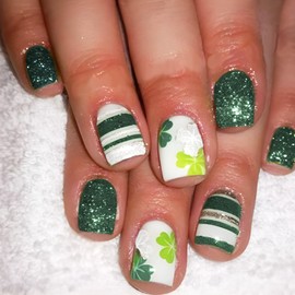 24Pcs St. Patrick's Day Press on Nails Green Glitter Fake Nails with Shamrock Designs Short Square False Nails Sparkly Full Cover Stick on Nails Green Artificial Nails for Women DIY Manicure