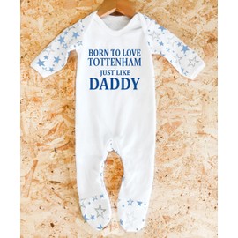 Bebe Dory Spurs Daddy Baby Sleepsuit - 'Born To Love Spurs Just Like Daddy- Soft 100% Combed Cotton Football-Themed Baby Sleepsuit for Football Fans (White/Blue Stars, 0-3 Months)
