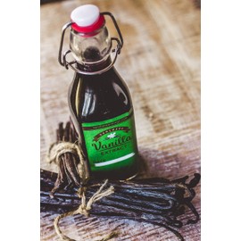 Homemade Vanilla Extract Kit | DIY | 1 Ounce of Premium Organic Madagascar Grade A Vanilla Beans 6-7 inches (Appoximately 8-10 Beans) with 8.5 oz Swing Top Glass Bottle