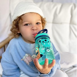 Nuby Flip-it Kids On-The-Go Botella de agua impresa con pajita dura a prueba de mordeduras, 360 ml, más de 18 meses, 1 paquete de impresiones pueden variar
