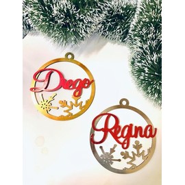 Esfera personalizada con nombre a color, esfera navideña con nombre. Adorno navideño para árbol familiar. Decoración original navideña. (Dorado con letras rojas)