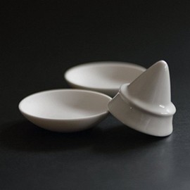 お試し価格 盛り塩 (盛塩) セット 皿2枚付き 盛り塩固め器:D4.5xH4.2cm 2寸皿x2:D6.1xH1.5cm 神具 神道 神棚 お供え