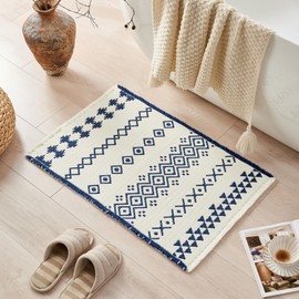 Douceur - Tapete de baño bohemio para piso de baño, antideslizante, mezcla acrílica, lindas alfombras de baño con borlas, diseño étnico tribal azul y blanco, 24 x 36 pulgadas