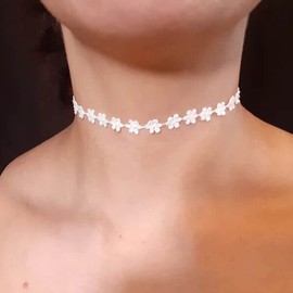 Yheakne Boho Flower Lace Choker Necklace White Lace Tattoo Choker Necklace Daisy Flower Clavicle Necklace Retro 90s Necklace Chain Jewellery for Women and Girls (White), Metal