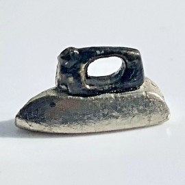 Unbranded dollhouse miniature clothes iron 1950s 1960s style painted die cast metal 1:12