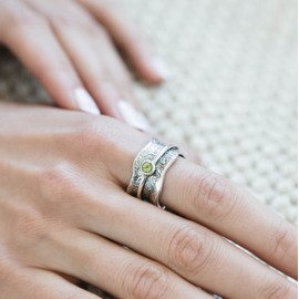 ENERGY STONE 925 Sterling Silver Fidget Ring | Women Silver Ring | Balance & Beauty with Peridot | Beautiful Soothing Bright Green Color | Heart Chakra | Grounding Centering Comfort Meditative | 8.5